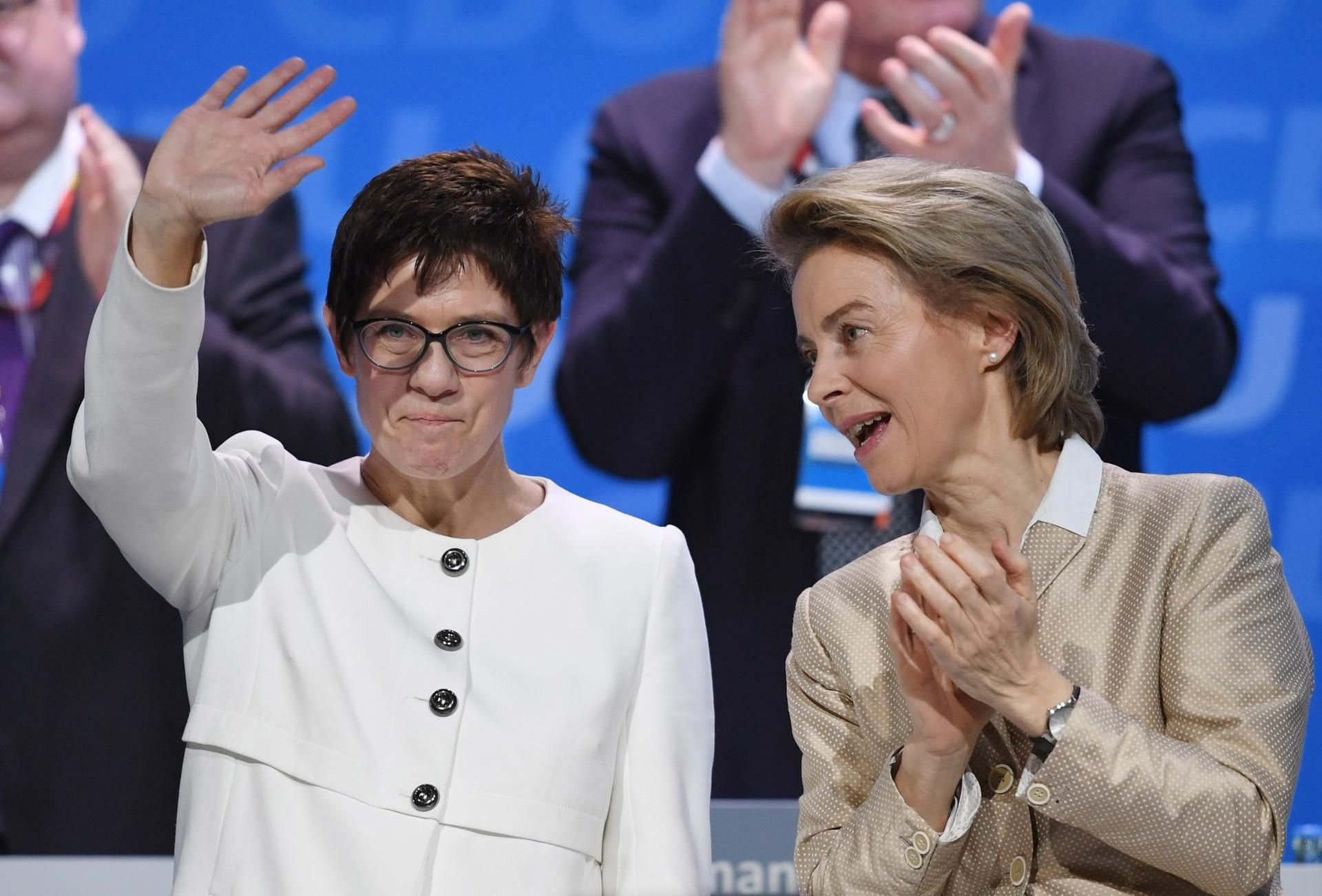 Verteidigungsministerin Ursula von der Leyen (rechts) applaudiert Annegret Kramp-Karrenbauer.