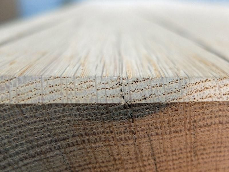Ein auffälliges Muster weist zum Beispiel das Holz der Eiche an der Stirnseite auf. Die Poren erinnern an Nadelstiche zwischen den Jahresringen. Foto: IPM/dpa-tmn