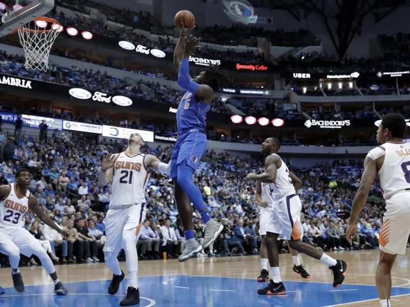 Mavericks-Spieler Johnathan Motley (am Ball) kann im Spiel gegen die Phoenix Suns punkten. Foto: Tony Gutierrez/AP