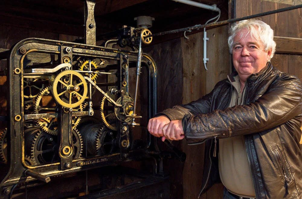Zweimal wird Karl-Ernst Hoeres diesmal in den Kirchturm klettern, um die Uhr aufzuziehen und auf Winterzeit umzustellen.