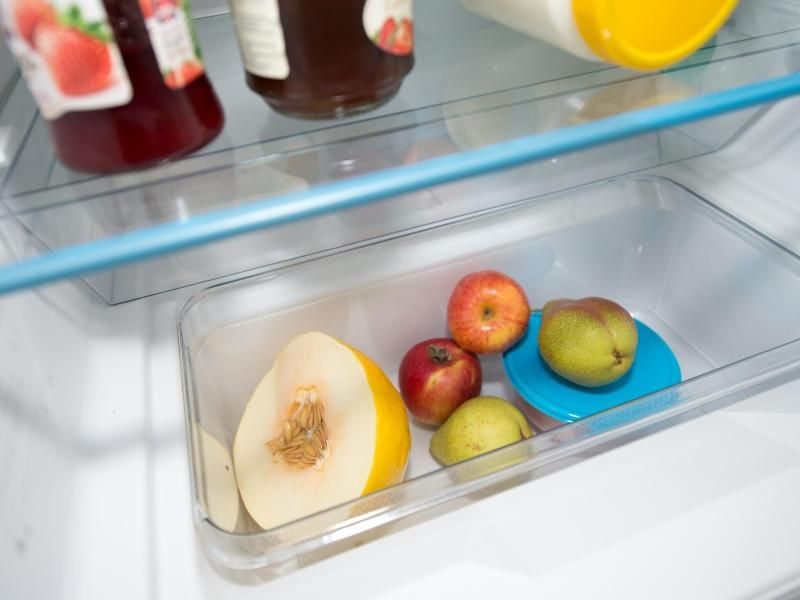 Ganz unten im so genannten Gemüsefach des Kühlschranks ist auch Platz für temperaturempfindliches Obst. Foto: Andrea Warnecke