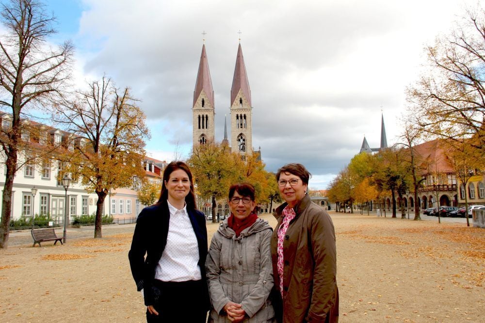 Landesinitiative Fachkraft im Fokus: Barbara Splitthoff, Sonja Ristau und Marion Hilbert (von links) - hier in Halberstadt mit dem Dom im Hintergrund - sind in der Region Harz Ansprechpartnerinnen rund um das Thema Fachkräfte.