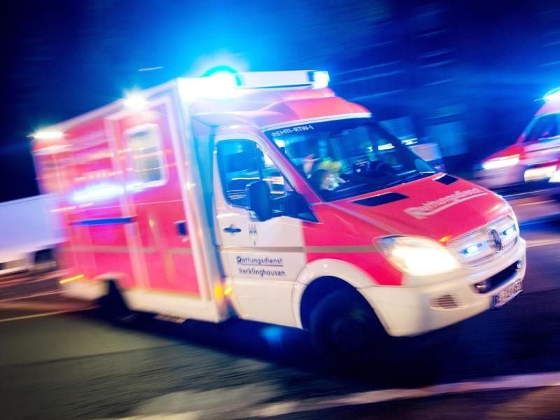Ein Rettungswagen der Feuerwehr fährt mit Blaulicht durch eine Straße. Foto: Marcel Kusch/dpa/Archivbild