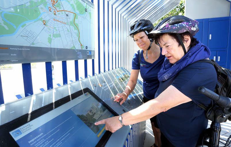 Regina Röhler (links) und Isolde Kruppe aus Pößneck sind von den Angeboten an der Bernburger Radstation angetan.