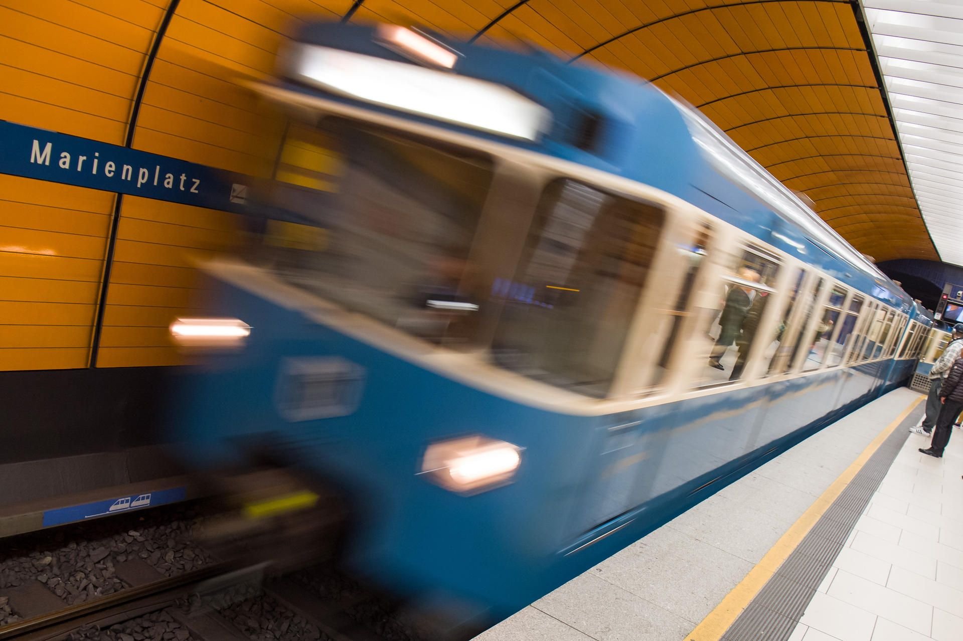 Vor fremden Augen München U5 Sex in der U Bahn ruft Polizei auf  