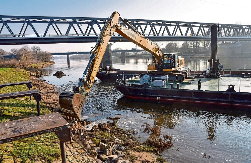 Der sogenannte „Schwimmgreifer setzt seit Mittwoch mehrere Meter Ufer der Elbe instand.