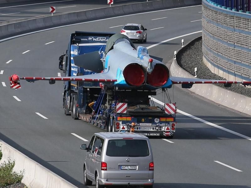 Auf der Autobahn: Ein Eurofighter der Bundeswehr wird zu einer Airbus-Werkstatt transportiert, um untersucht und repariert zu werden. Foto: Bodo Schackow