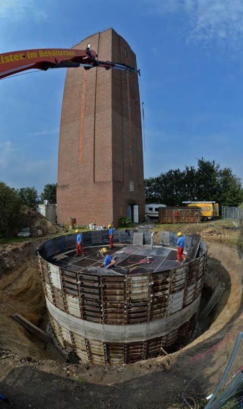 Gleich neben dem Hoymer Wasserturm kommt die Zisterne in die Erde.