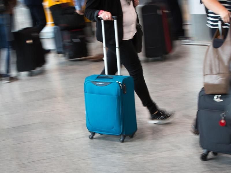 Der kleine Rollkoffer ist ein Standard-Handgepäck - doch nicht mehr bei jeder Airline ist das Stück kostenlos. Foto: Frank Rumpenhorst/dpa-tmn