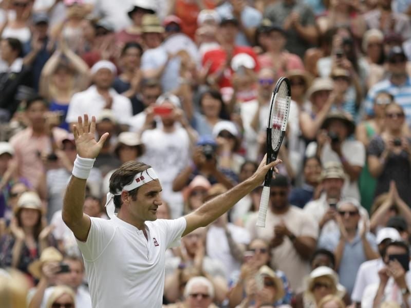Roger Federer jubelt über seinen Sieg. Der Schweizer hat sich mühelos gegen den Franzosen Adrian Mannarino. Foto: Tim Ireland/AP