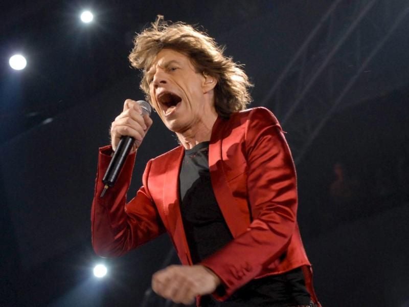 Mick Jagger steht auf der Bühne.