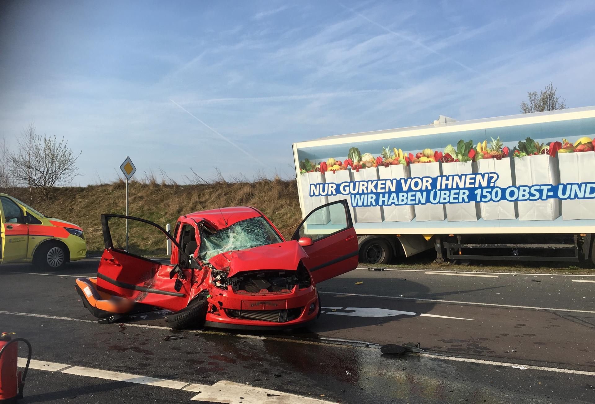 Auto Prallt Mit Lkw Zusammen: B180 Bei Hettstedt: Tödlicher Unfall ...