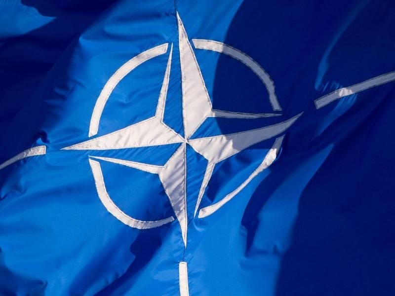 Eine Flagge der Nato weht. Foto: Daniel Naupold/Archivbild