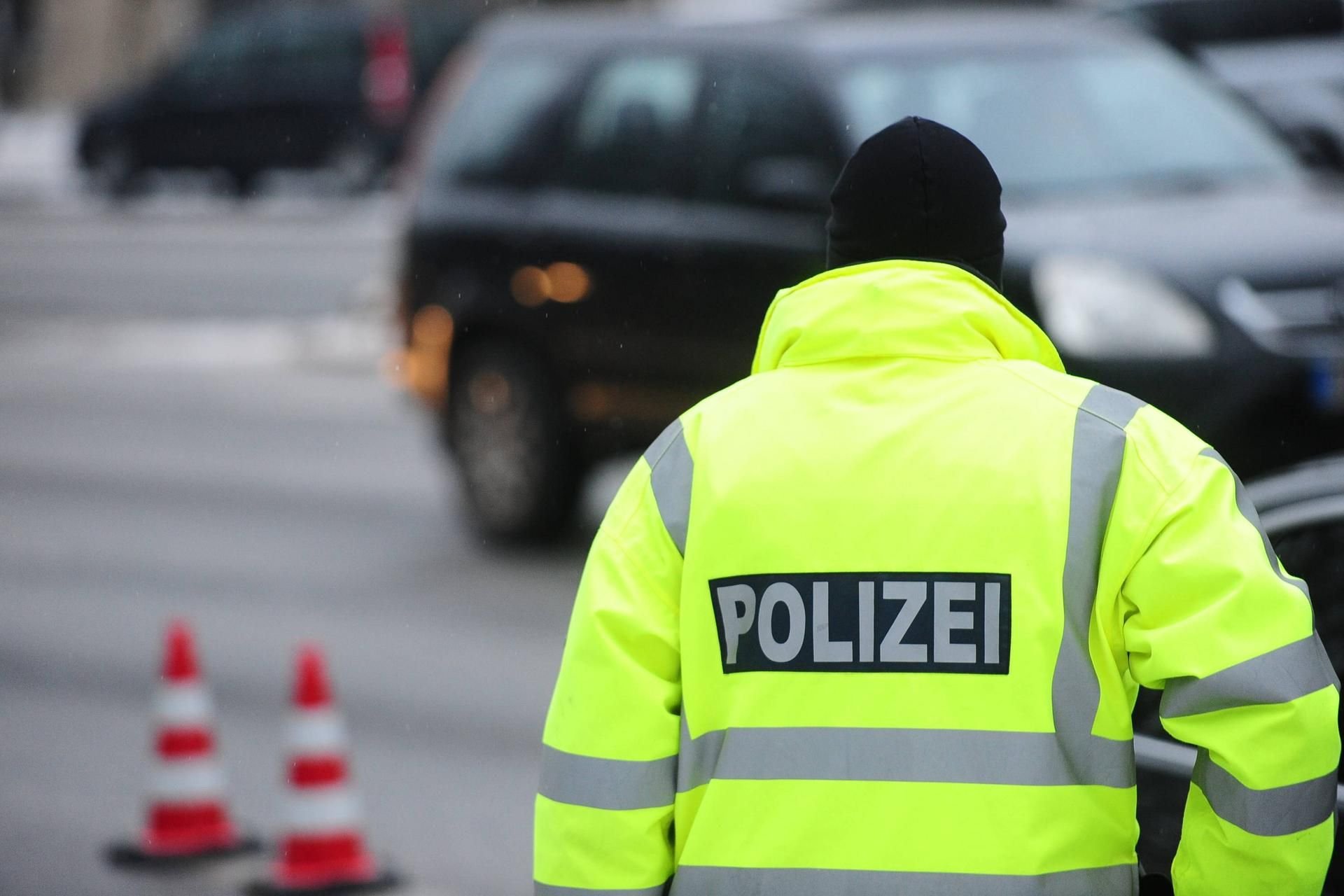 Verkehrskontrolle: In Niedersachsen ist ein Betrunkener kilometerweit schlafend auf der Autobahn gefahren. (Symbolbild)