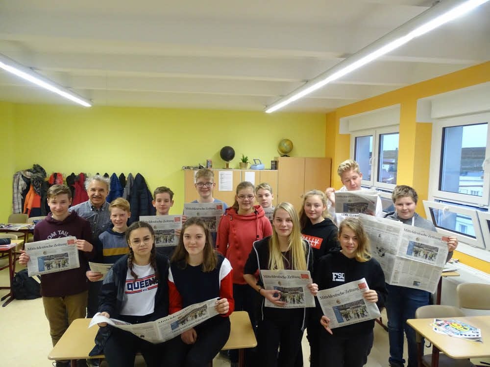 Die Achtklässler der Sekundarschule Jessen-Nord, hier die 8 b mit Klassenlehrer Hans-Jürgen Möbius, lernen im Medienprojekt die MZ kennen.
