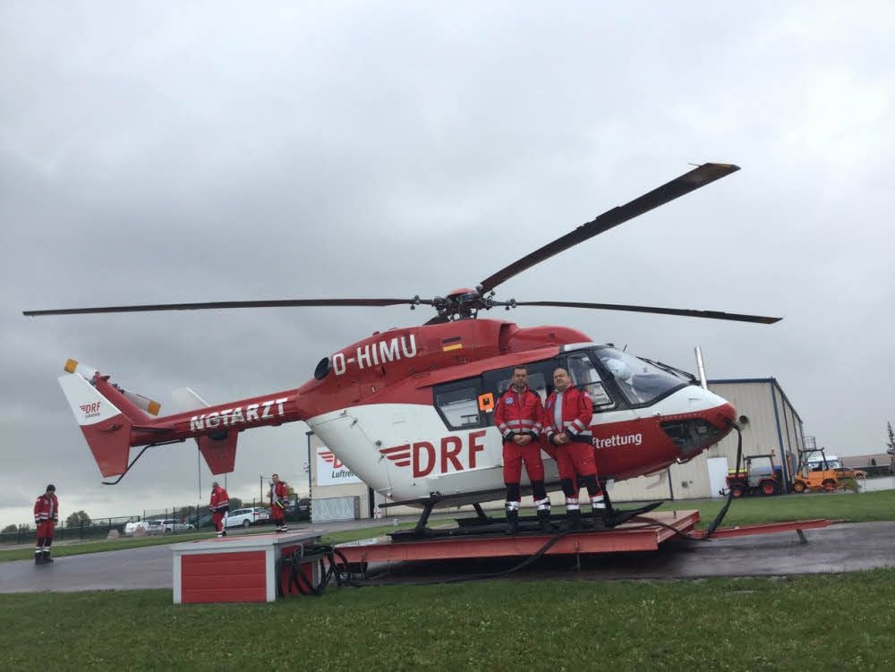 Dienstältester Pilot Ebbighausen mit dienstältestem Rettungsassistent Bert Kühnapfel vor „Christoph Halle“ - auch der dienstältere der beiden Hubschrauber.