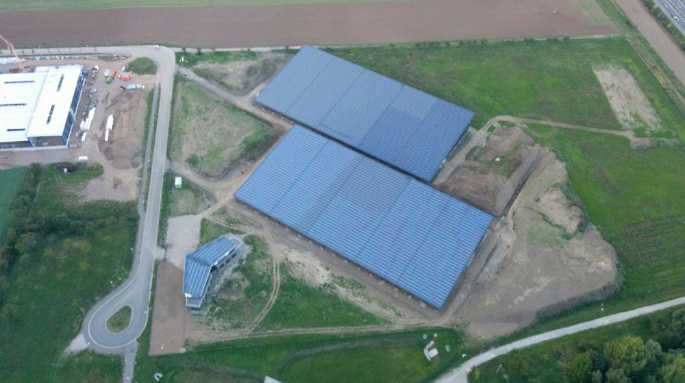 Das machte manchen stutzig: Auf der Luftaufnahme von September 2015 stehen zwar die Solarmodule, die Hallen sind aber nur durch eine Art Trampelpfad erreichbar - nicht gerade Zeichen einer intensiven Produktion.