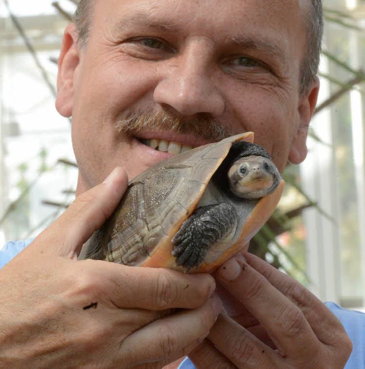 Axel Fläschendräger mit Rotbauch-Spitzkopfschildkröte