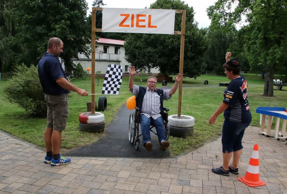 Beim Rollstuhlrennen in Uftrungen wurde auf die Herausforderungen der Rollstuhlfahrer Aufmerksam gemacht: Gerald Schumann hat die Prüfung gemeistert.