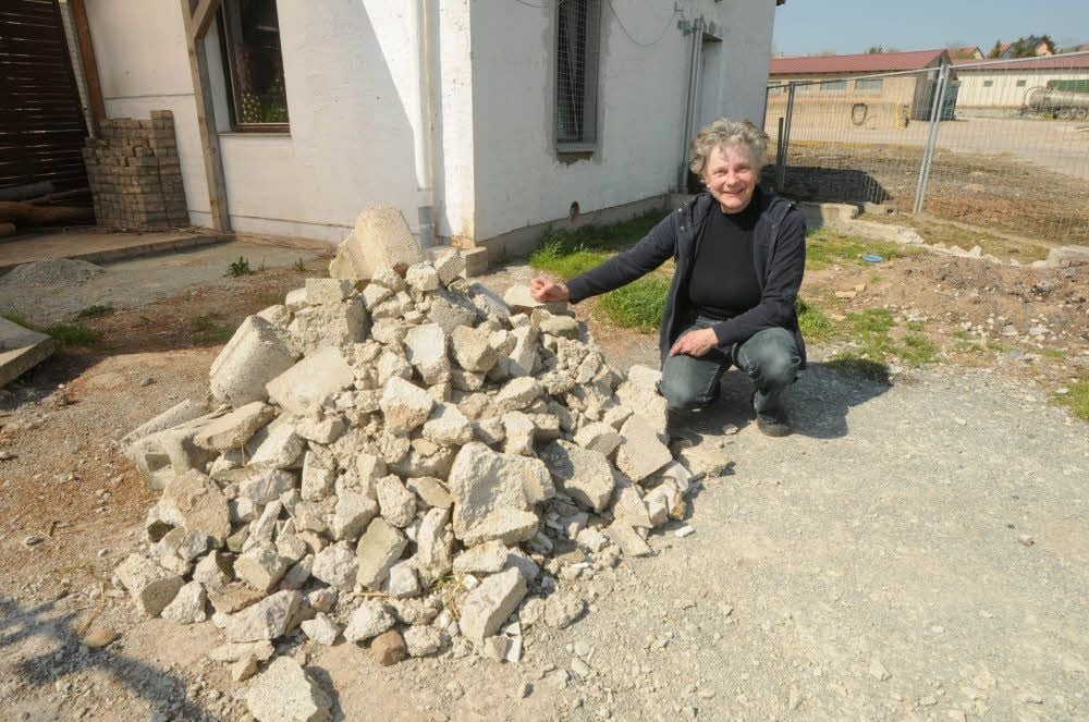 Die Chefin des Tierschutzvereins Saale-Unstrut, Ute Hanold, zeigt das Areal, auf dem in Eulau die sogenannte Seuchenstation entstehen soll.
