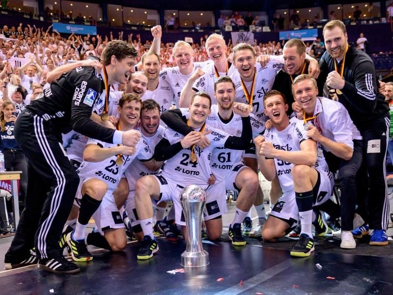 Die Kieler Mannschaft feiert den Pokalsieg. Foto: Axel Heimken