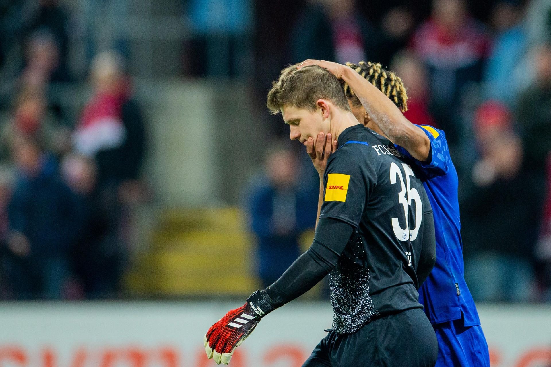 Schalkes Jean-Clair Todibo tröstet Torwart Alexander Nübel, nachdem ihm ein Ball zum 0:3 durch die Beine gerutscht war.