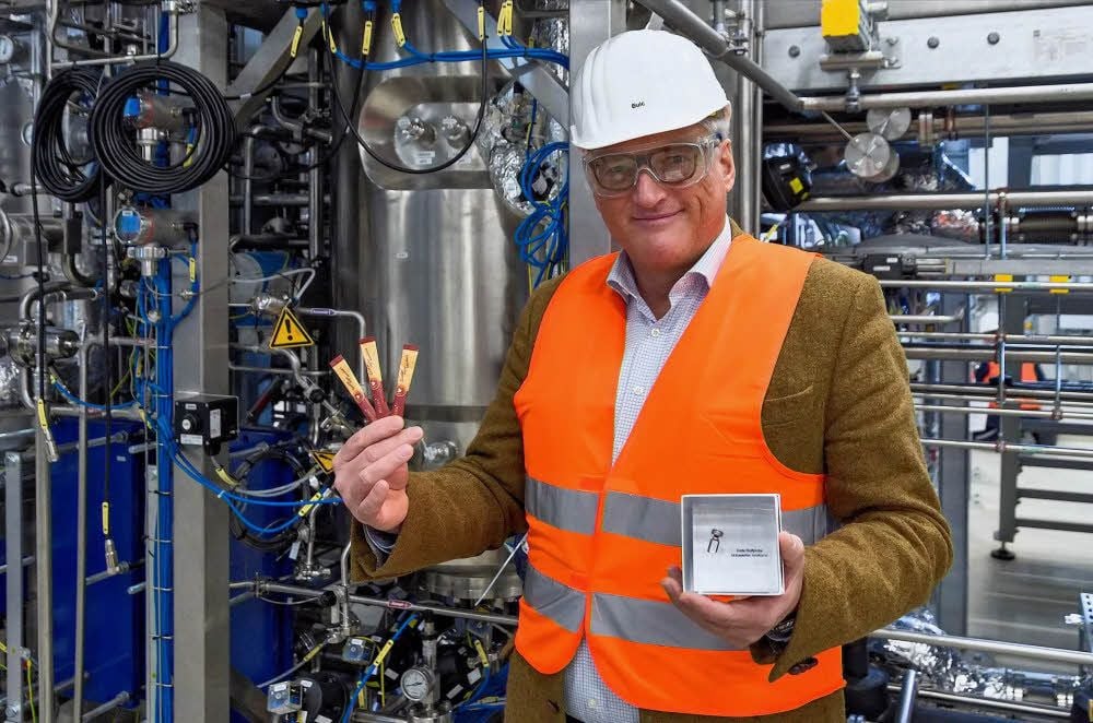 Geschäftsführer Ales Bulc steht vor der neuen Anlage in Leuna. Bald wird dort aus Zucker Isobuten entstehen.