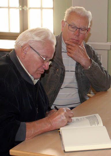 Erhard Fritzsche und Manfred Höhne (rechts) wussten als Zeitzeugen von Ereignissen aus Arnsdorf zu berichten, die mit dem Todesmarsch im April 1945 zusammenhingen.