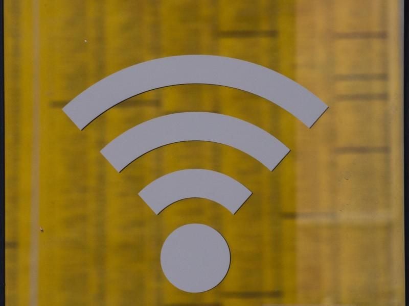 Ein WLAN-Zeichen auf einer Zugtür. Foto: Andreas Arnold