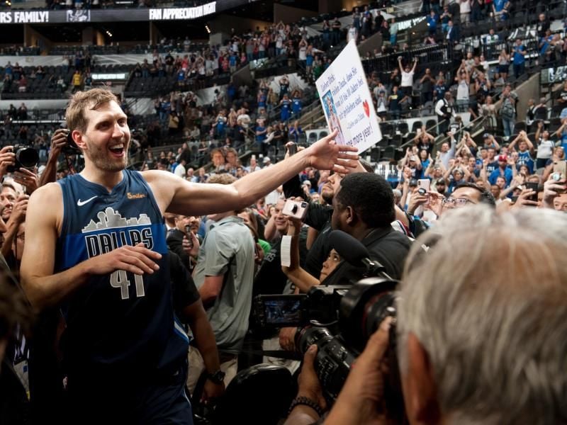 Dirk Nowitzki verabschiedet sich von den Mavericks-Fans. Foto: Philipp Hülsmann