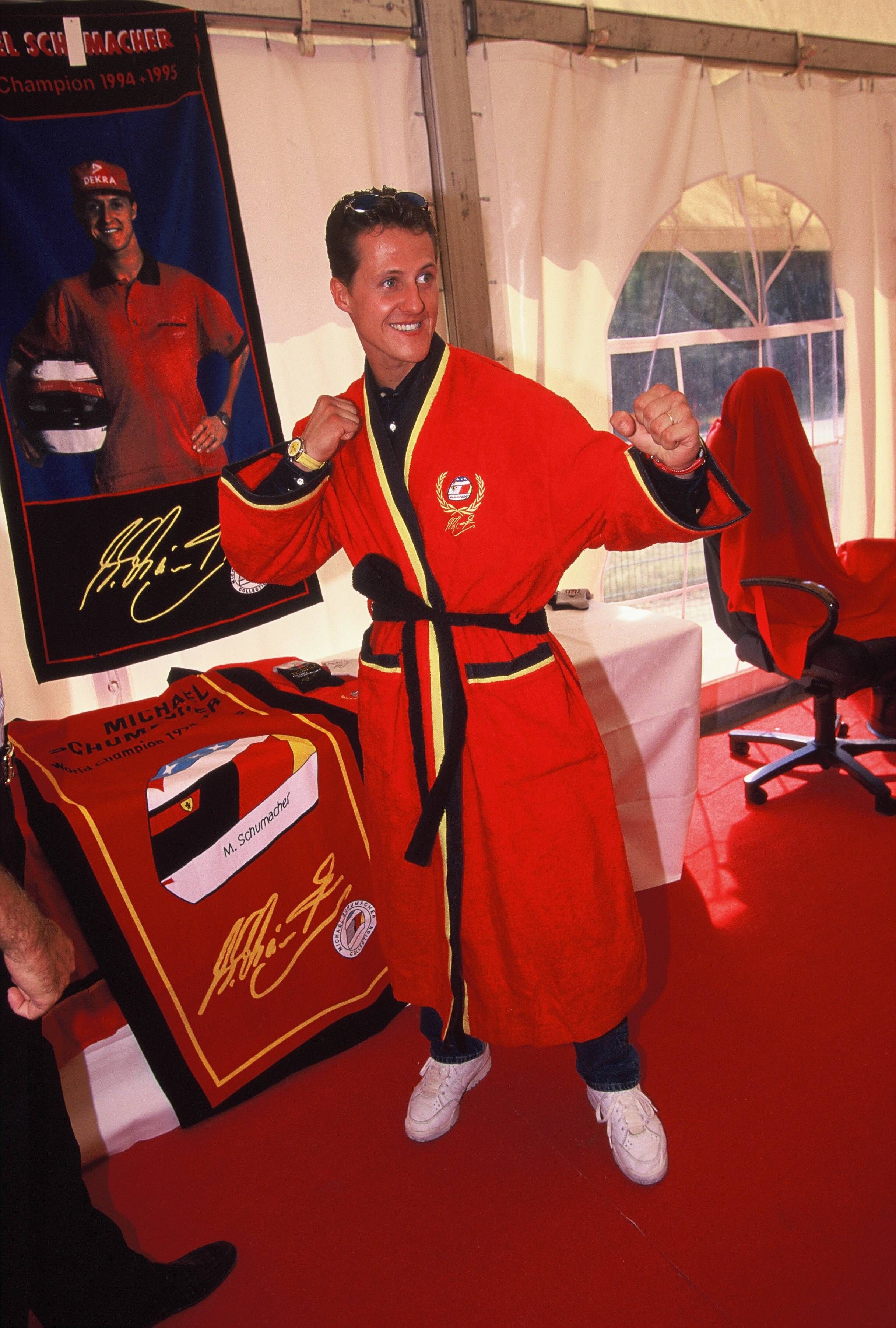 Michael Schumacher erschien bei einem Pressetermin 1996 in einem Ferrari-Bademantel.