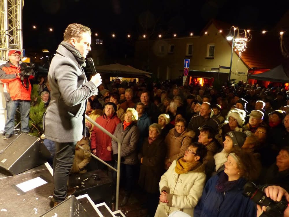 Sänger und Trompeter Stefan Mross begeistert die dicht gedrängt stehenden Besucher zum Finale.