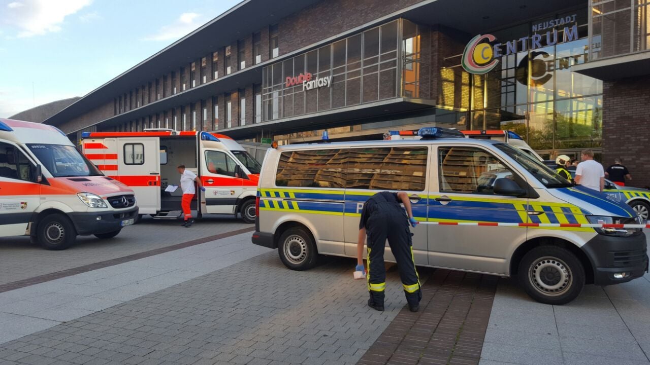 Großeinsatz am Neustadt Centrum: Etwa 20 Personen klagten über Augenreizungen und Atemwegsbeschwerden.