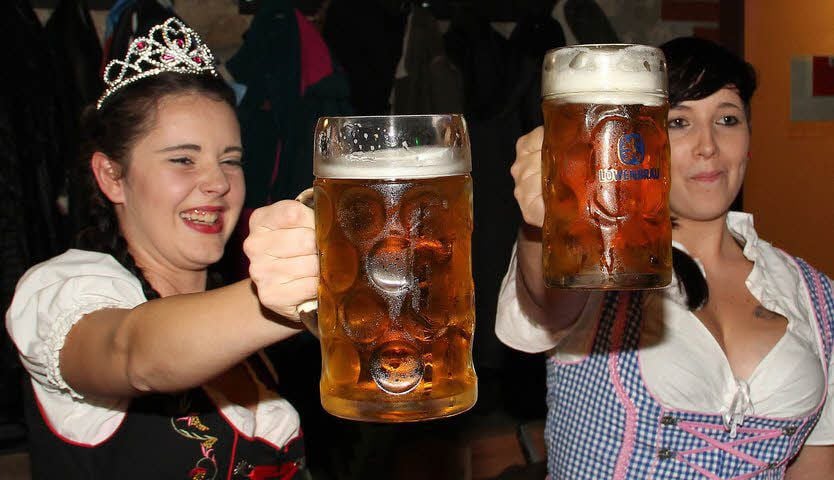 Das hat gepasst. Michaela Hädicke (l.) feierte ihren 18. Geburtstag und maß sich im Bierkrugstemmen mit Julia Rehwinkel.