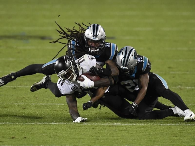Julio Jones (l) von den Atlanta Falcons wird von Troy Pride und Tre Boston gestoppt. Foto: Mike Mccarn/AP/dpa