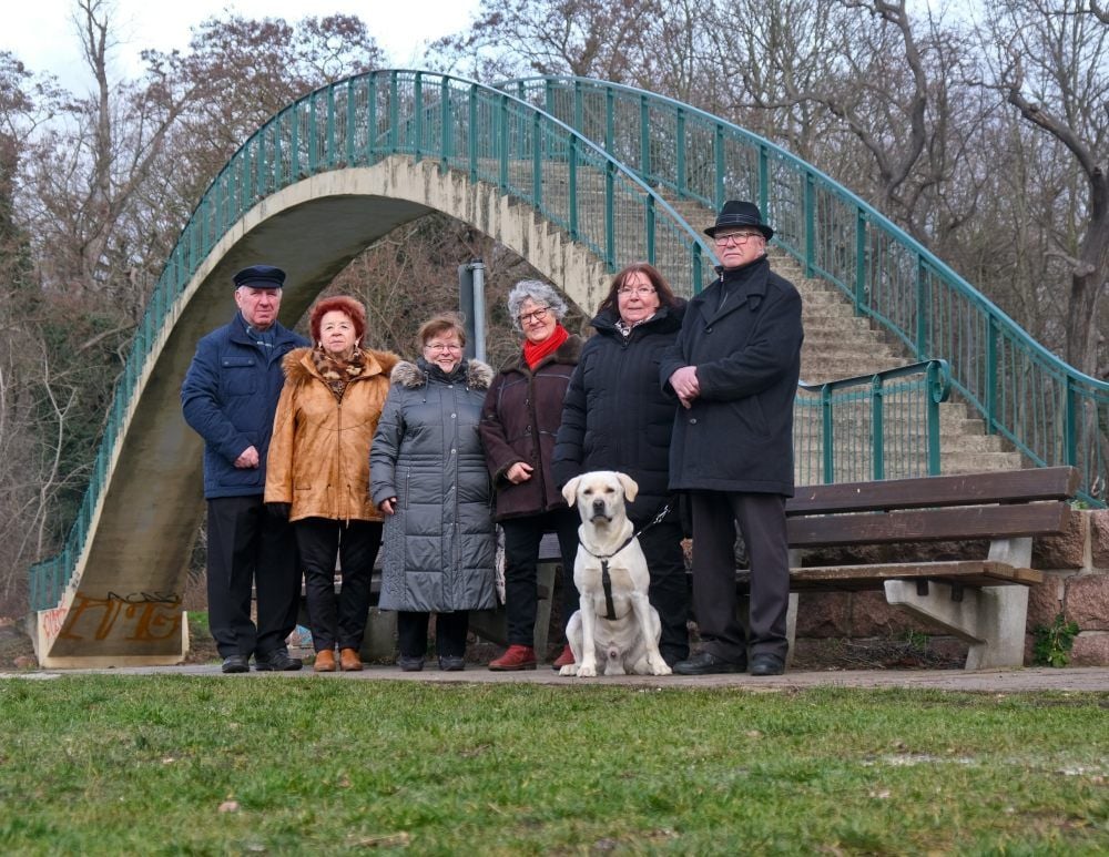 Zu den Aktiven der Bürgerinitiative „Gesundes Trotha“ gehören unter anderem: Hans-Jürgen Grundmann, Uta Bauer, Karin Grundmann, Roswitha Jendryschik, Elke und Roland Neumann (v.li.). Auf ihre Anregung hin soll an der Katzenbuckelbrücke ein bespielbares Labyrinth gebaut werden.