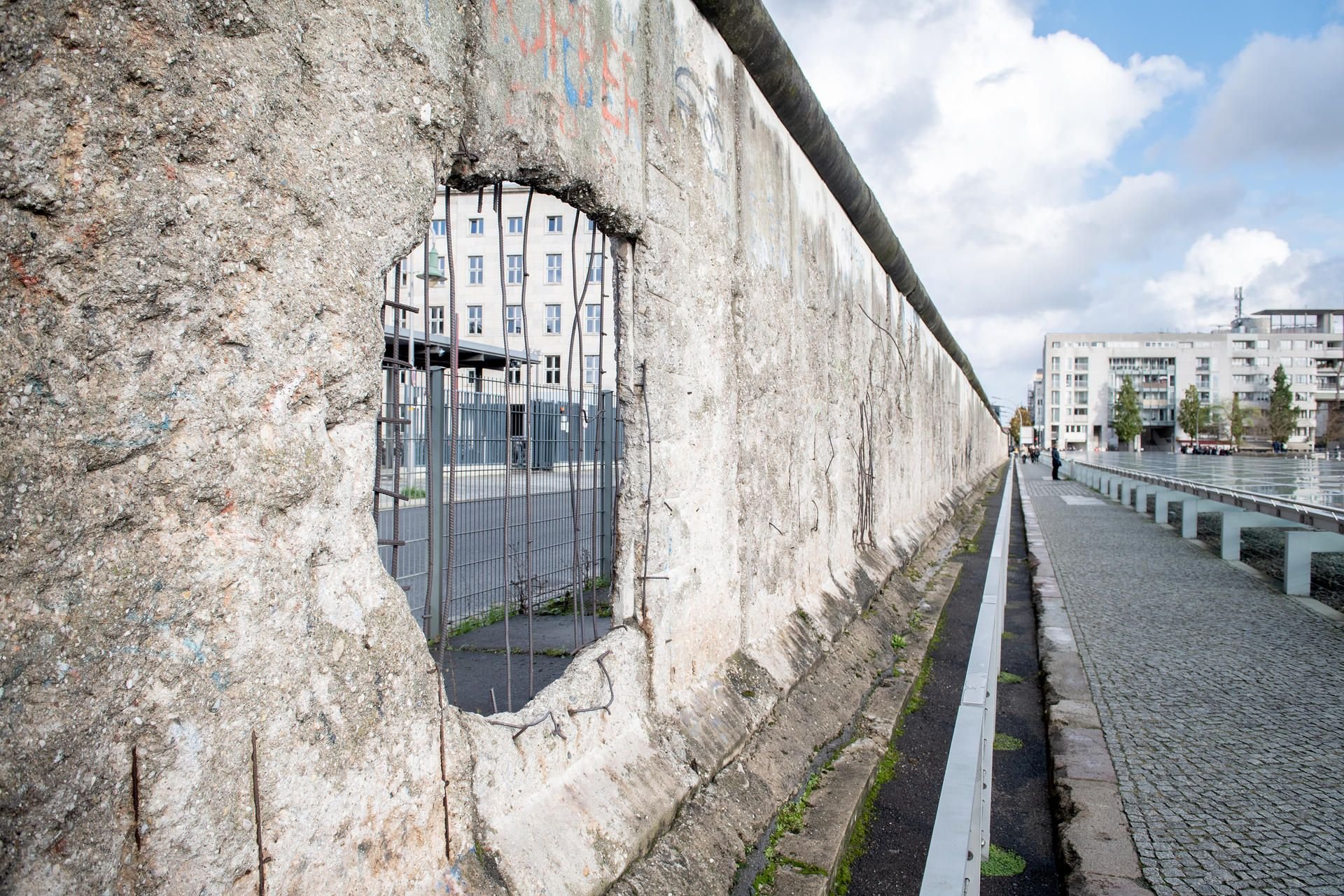 Ein großes Loch klafft in einem Reststück der Berliner Mauer, die am 9. November 1989 fiel.