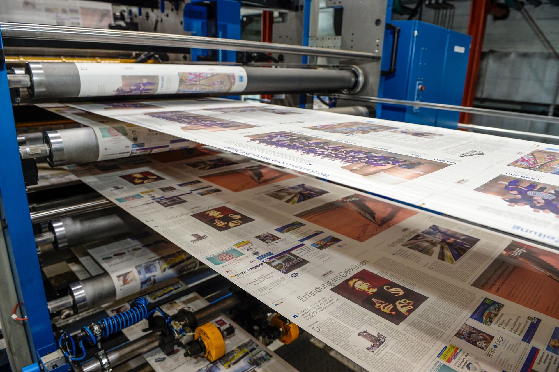 Mit bis zu 12,75 Metern pro Sekunde flitzt die Zeitung durch die Maschine.