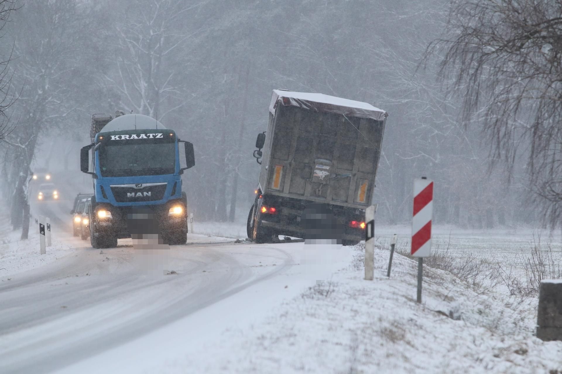 Dieser Laster ist von der Fahrbahn abgekommen.