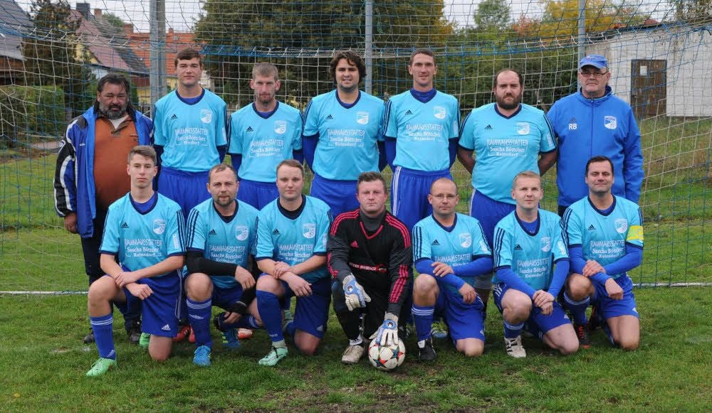 Das Team des Reinsdorfer SV trifft am 7. Januar beim Sonnenland-Cup in Sömmerda auf höherklassige Gegner wie den FC Rot-Weiß Erfurt - hinten, von links: Co-Trainer Heiko Heinrich, Max Falke, René Romba, Michael Staake, Dirk Bornschein, Mathias Schochardt, Trainer Ronny Bornschein; vorn, von links: Pascal Loße, Markus Gurol, Steve Pinkert, Frank Fischer, Tino Matzon, Michael Praschel, Ralf Staake.