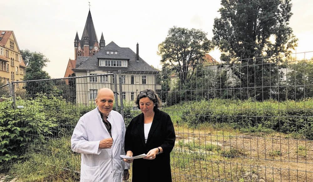 Professor Gernot Duncker und Architektin Claudia Cappeller stehen vor der Brachfläche im Paulusviertel, auf der der Neubau entstehen soll.