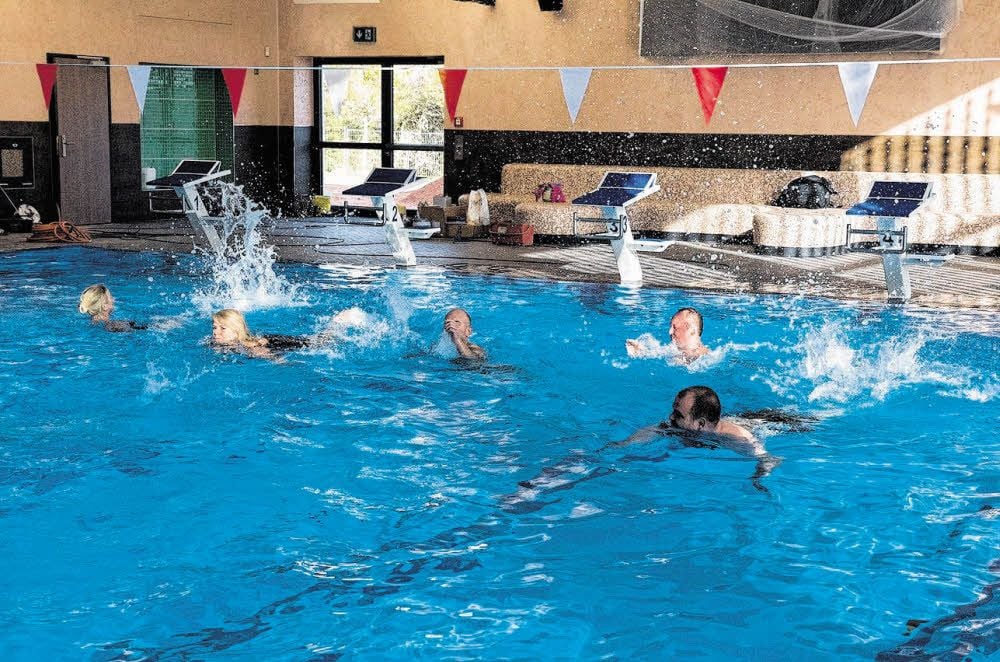 Auf fünf Bahnen können zukünftig die Gäste ihre Runden schwimmen. Das große Schwimmerbecken ist nun auch tatsächlich 25 Meter lang, sodass dort Wettkämpfe stattfinden können. Dazu kommen noch zwei kleinere Schwimmbecken für Nicht-Schwimmer und Kleinkinder.