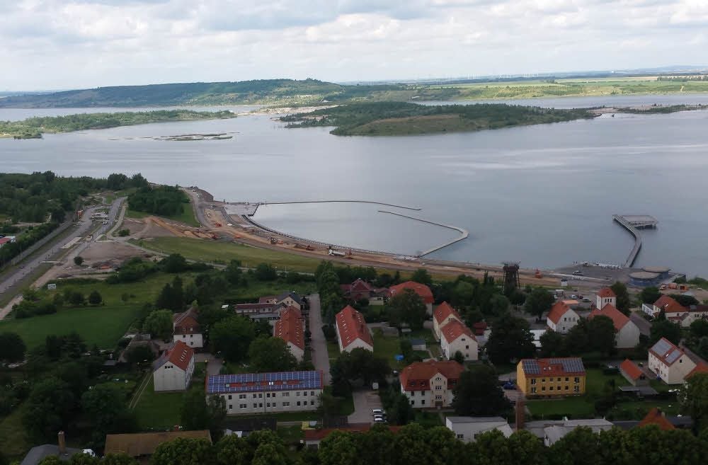 Der Geiseltalsee-Hafen Braunsbedra aus der Vogelperspektive. Die Erschließung ist im August beendet. Doch einen Betreiber gibt es nicht.