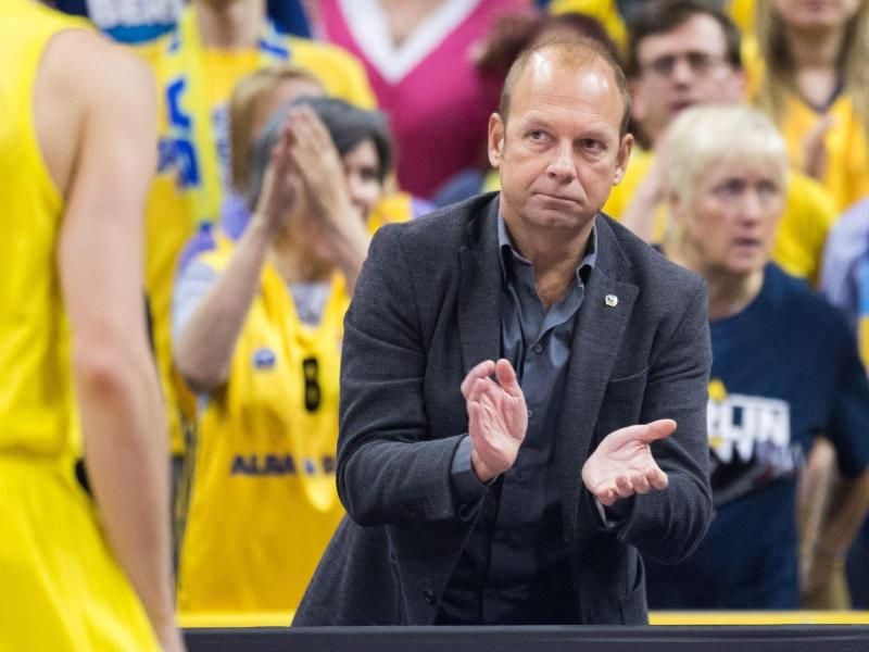 Marco Baldi, Geschäftsführer von Alba Berlin, applaudiert zum erfolgreichen Start in die Playoffs. Foto: Lukas Schulze
