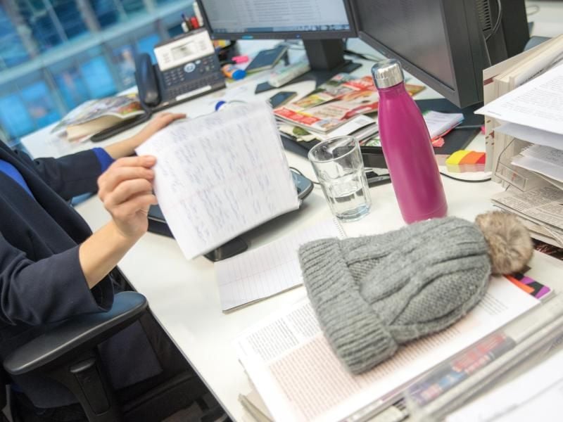 Hinderlich oder förderlich? Durcheinander auf dem Schreibtisch muss keineswegs schlecht für die Arbeit sein. Foto: Andrea Warnecke/dpa-tmn