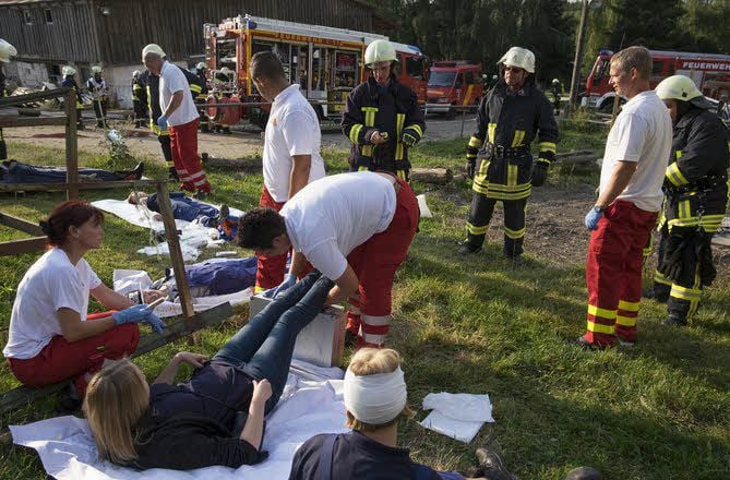 Die Geretteten werden zum Sammelplatz gebracht, wo Rettungsdienst und Feuerwehr die Verletzten versorgen.