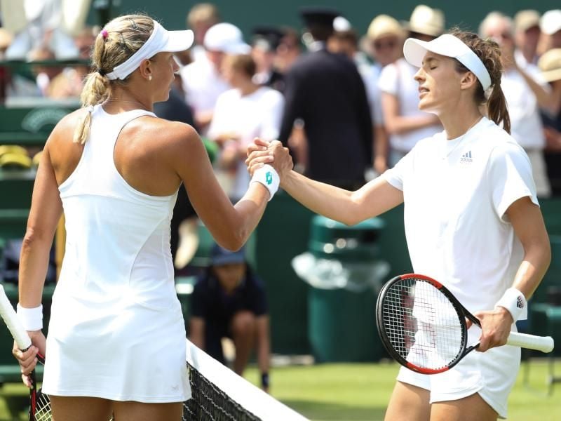 Andrea Petkovic (r.) gratuliert Yanina Wickmayer nach dem Spiel zum Sieg. Foto: Virginie Lefour/BELGA