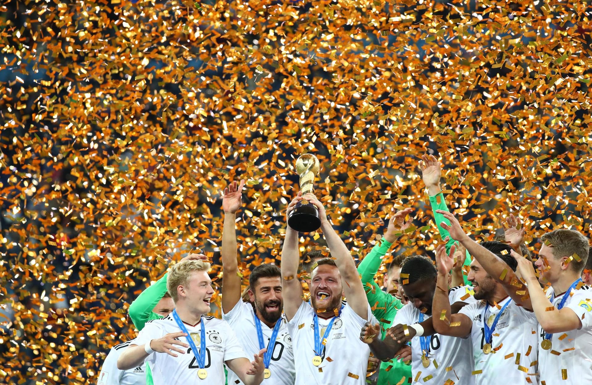 Sie haben den Pokal. Die Confed Cup-Truppe verlässt Russland nach begeisternden Wochen mit Trophäe.
