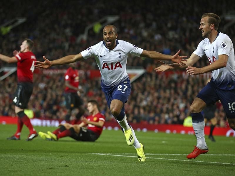 Lucas Moura (l) feiert mit Harry Kane das zweite Tor für Tottenham bei Manchester United. Foto: Dave Thompson/AP