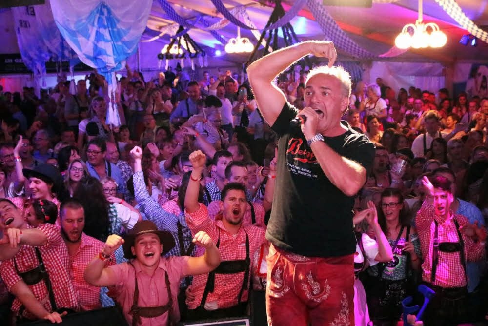 Mit seinem Lied „Ich bin ein Döner“ bringt Partykanone Tim Toupet das Festzelt zum Beben.
